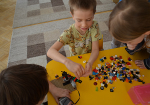Dzieci z grupy IV zgodnie ze sobą współpracują podczas konstruowania